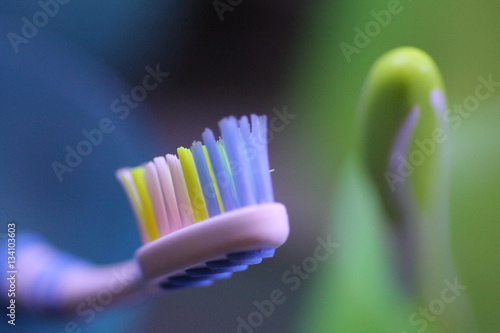 Blaue und grüne Zahnbürsten