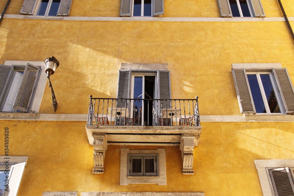 Balcon d'un immeuble jaune à Rome, Italie