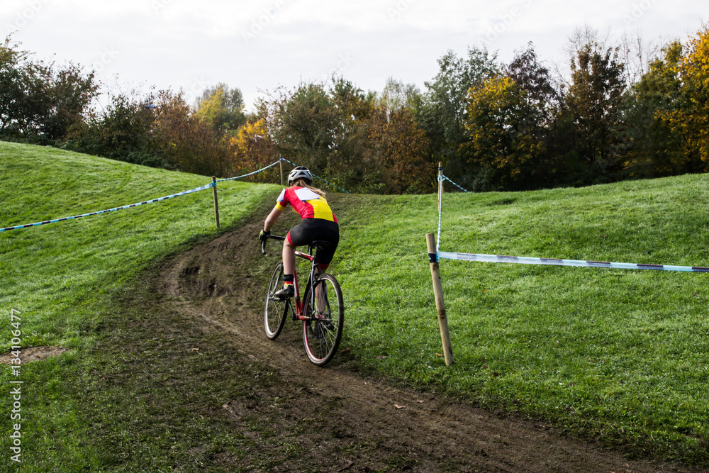 Obraz premium Ciclista in una gara di ciclocross