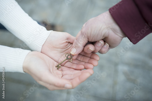 Foto 鍵を手渡す親子の手