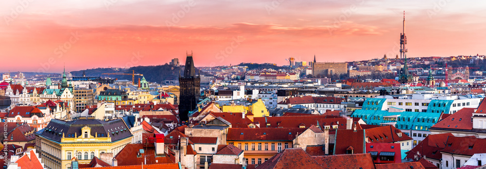 Fototapeta premium Piękny zachód słońca w Pradze, Czechy.