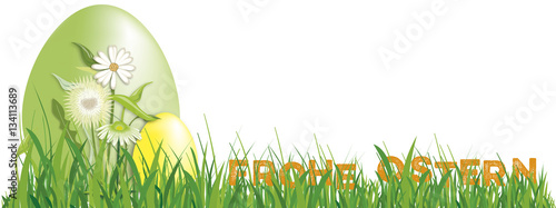 Grün-gelbes Osterei auf Gras mit Blumendeko und Schriftzug Frohe Ostern