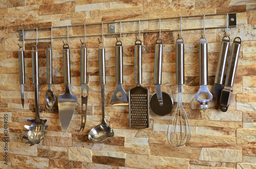 zestaw przyborów kuchennych wiszących na ścianie 