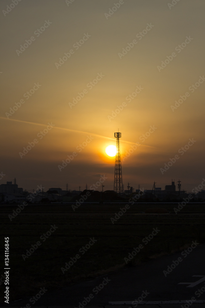 夕日と鉄塔