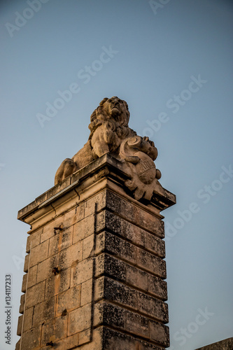 Obraz na plátně Piliers et Lions de l'ancien pont ferroviaire de Trinquetaille à Arles
