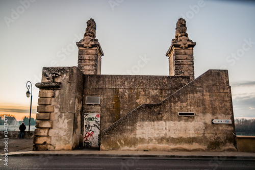 Obraz na plátně Piliers et Lions de l'ancien pont ferroviaire de Trinquetaille à Arles