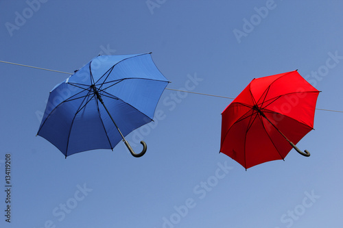 Regenschirme am blauen Himmel