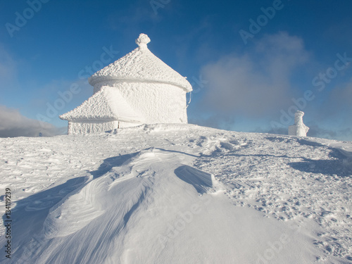 Kaplica św. Wawrzyńca na szczycie Śnieżki zimą.