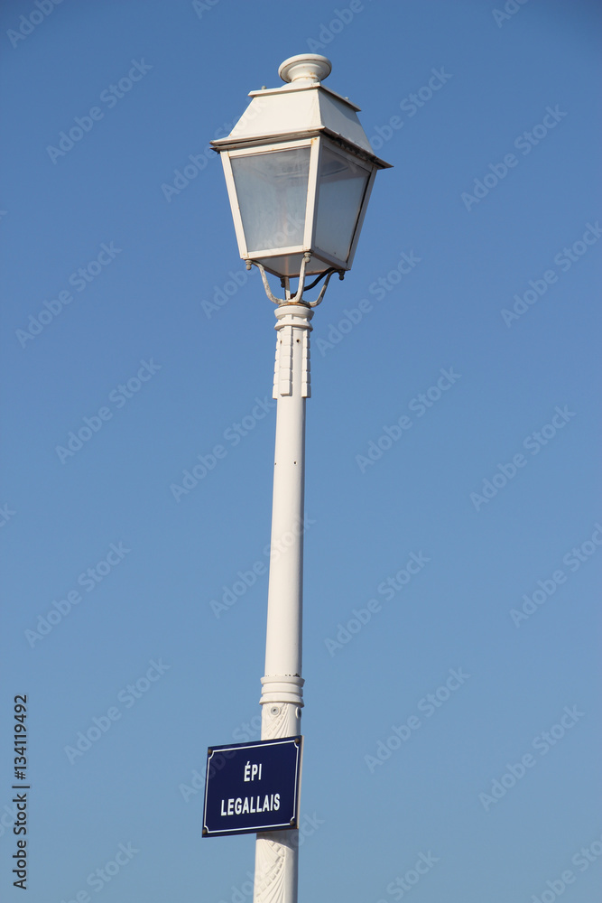 Lampadaire evec pancarte