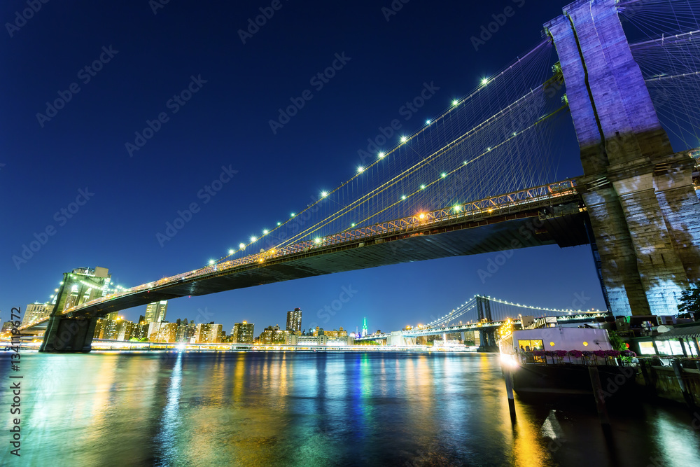 Fototapeta premium Brooklyn bridge, manhattan night view from hudson