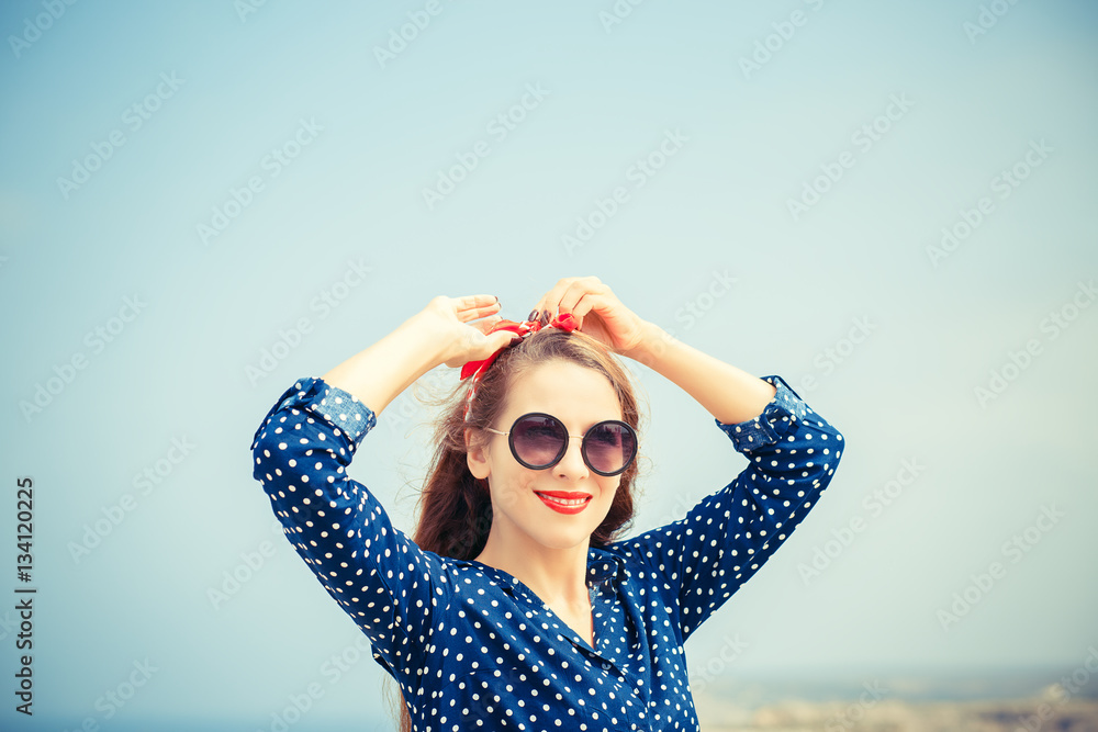 Fototapeta premium Retro fashion girl by the sea