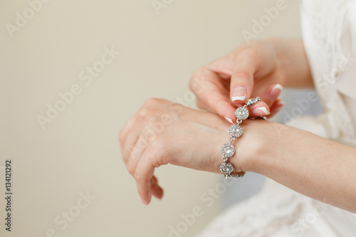 Tableau sur toile Bride's hands with simple manicure buttons bracelet