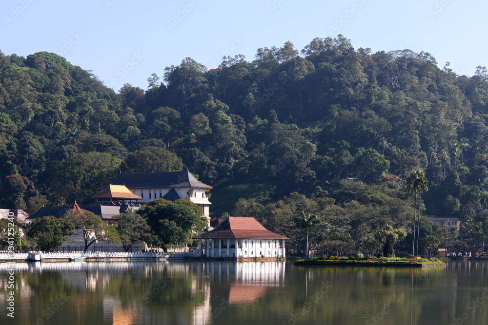 See von Kandy, Sri Lanka, mit künstlicher Insel, Zahntempel und Berg im Hintergrund