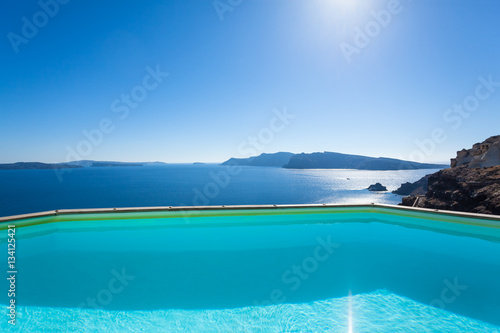 Santorini, Grecja, Oia - Luksusowy Resort z basenem i pięknym widokiem na morze © Marek AGInt
