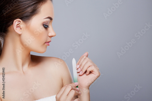 Obraz na płótnie Model rasping nails w salonie