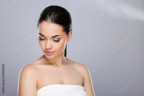 Фотография Young woman with ponytail looking down