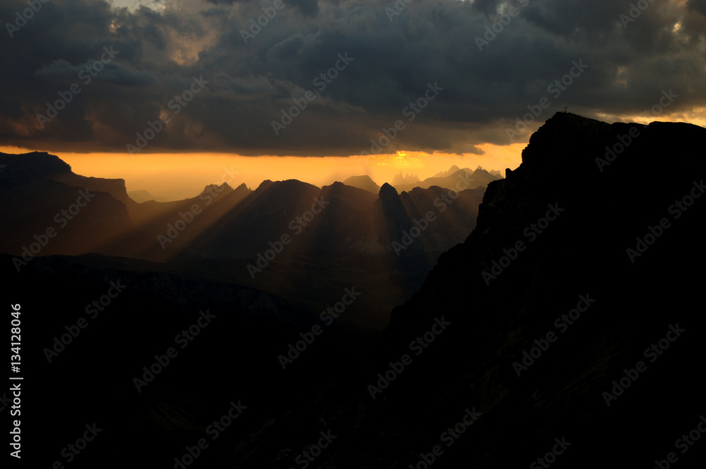 Raggi del tramonto sulle Dolomiti