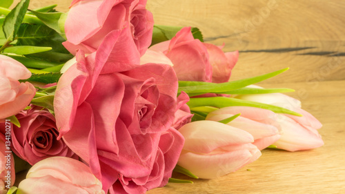Fototapeta Naklejka Na Ścianę i Meble -  Blumenstrauss mit Rosen und Tulpen auf Holz