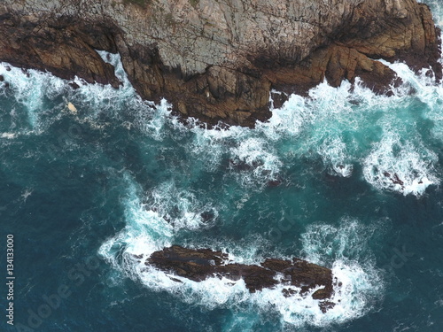 Fotografía cenital de mar rompiendo contra las rocas