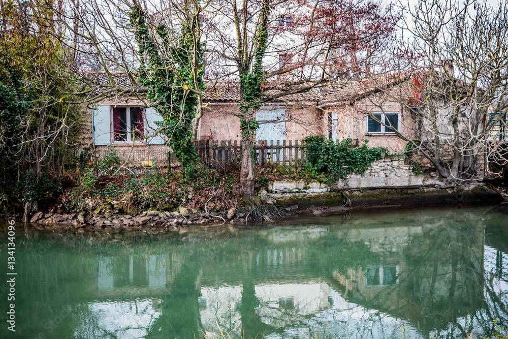 Fototapeta premium La Sorgue à Saint-Saturnin-lès-Avignon,