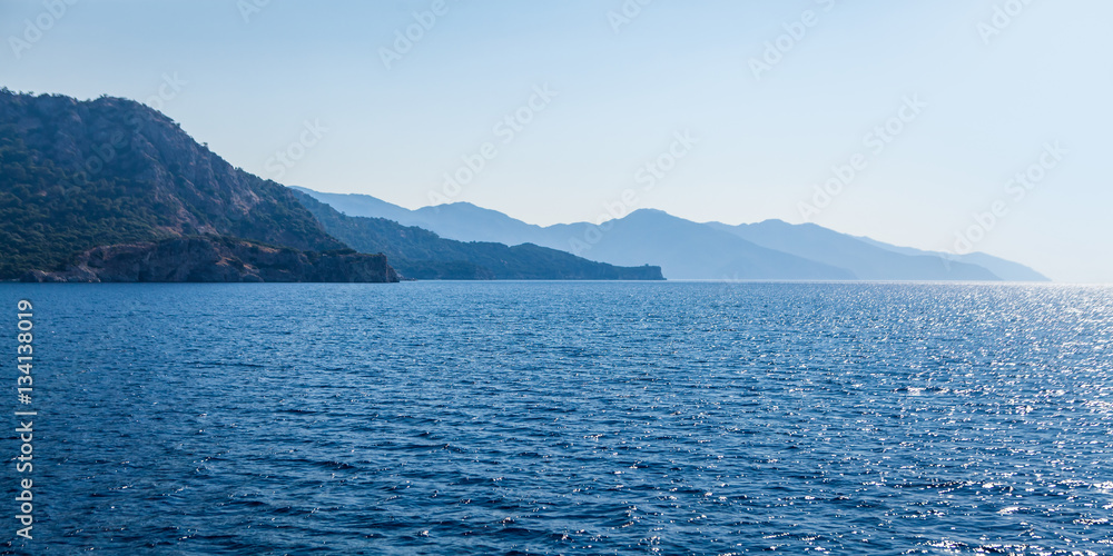 Rejs po Morzu Egejskim - Widok na wyspy wulkaniczne na horyzoncie - obrazy, fototapety, plakaty 