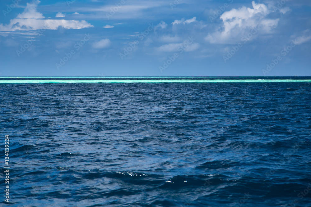 Obraz premium Blue ocean background, water line horizon. Nature landscape