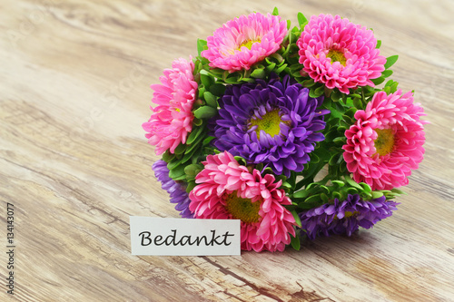 Fototapeta Naklejka Na Ścianę i Meble -  Bedankt (thank you in Dutch) card with colorful daisy bouquet
