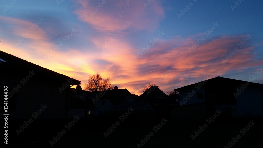 Sonnenaufgang mit wunderschönen Farben Sonnenaufgang mit wunderschönen Farben
