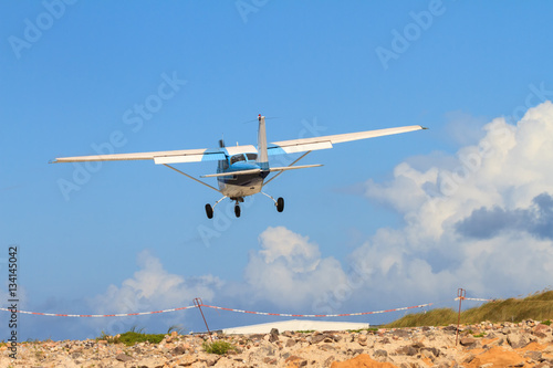 Sportflugzeug Sekunden vor der Landung