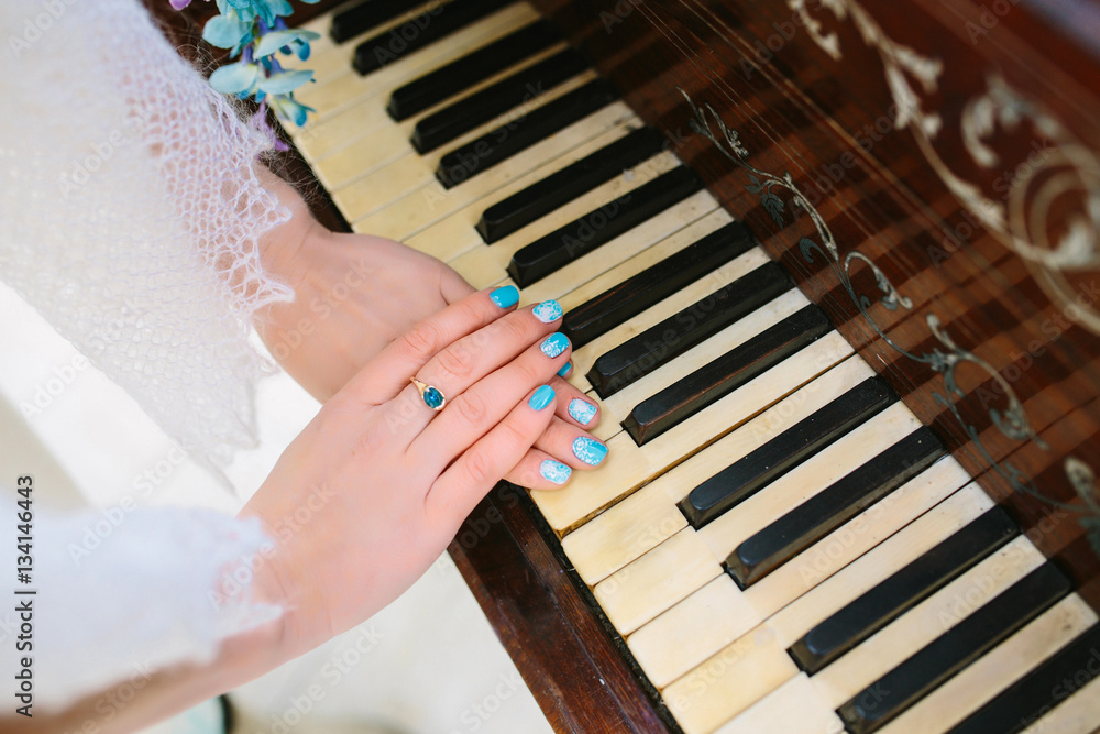 Fototapeta premium beautiful turquoise manicure