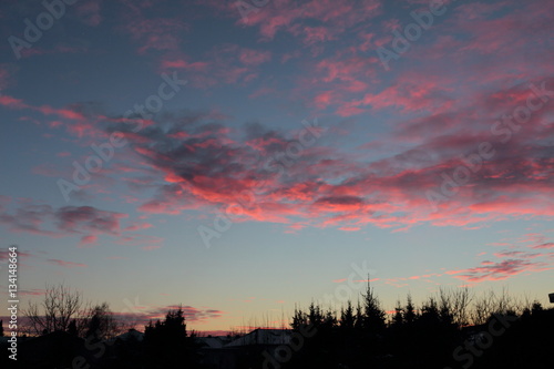 Sonnenuntergang und rote Wolken