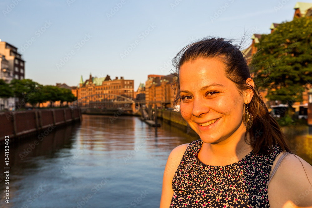 Φωτογραφία Girl at the Hafen City in Hamburg, Germany