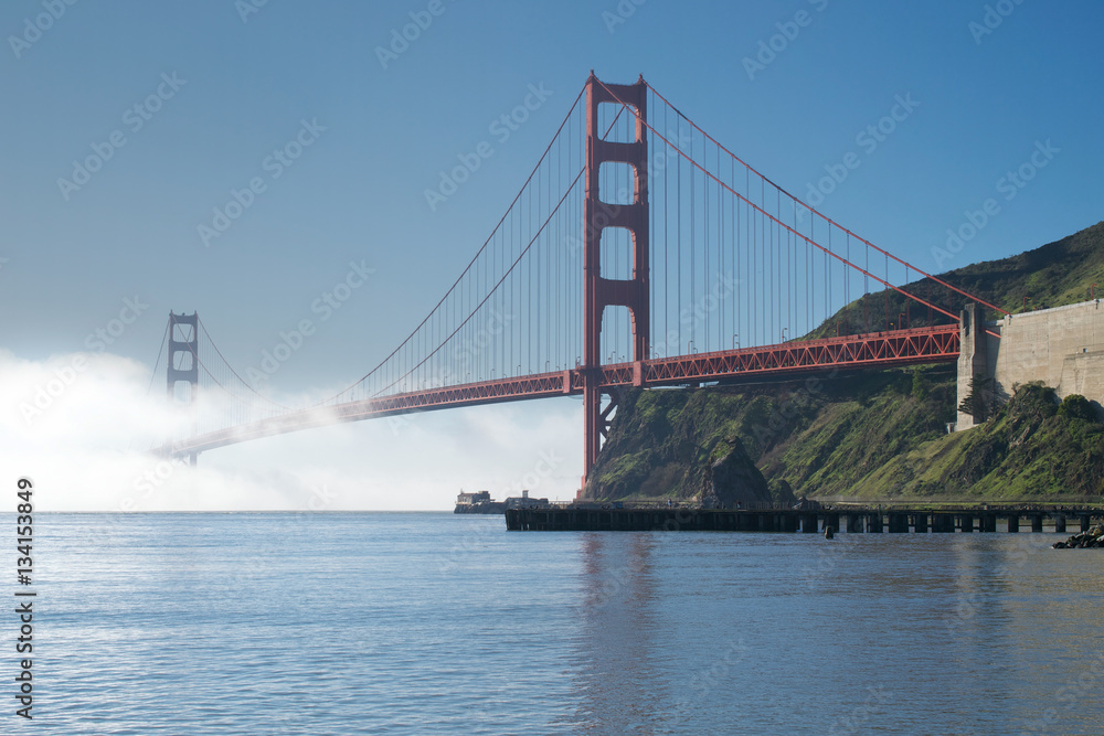 Obraz premium Foggy morning at the Golden Gate bridge