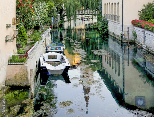 Kajakfahrer, Boote und Spiegelungen in einem Kanal in Sacile, Pordenone, Italien photo