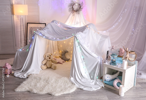 Hovel decorated with garlan...