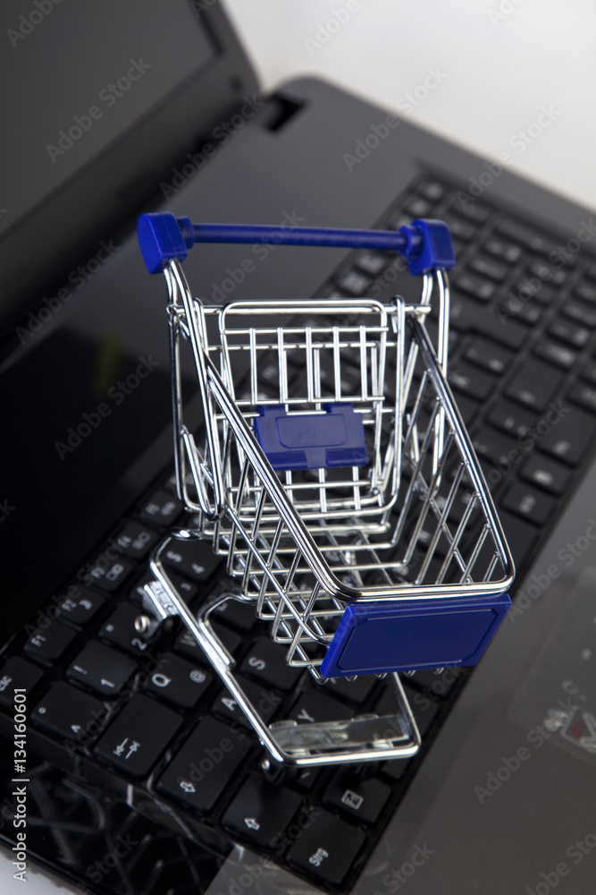Online shopping - Laptop mit Einkaufswagen