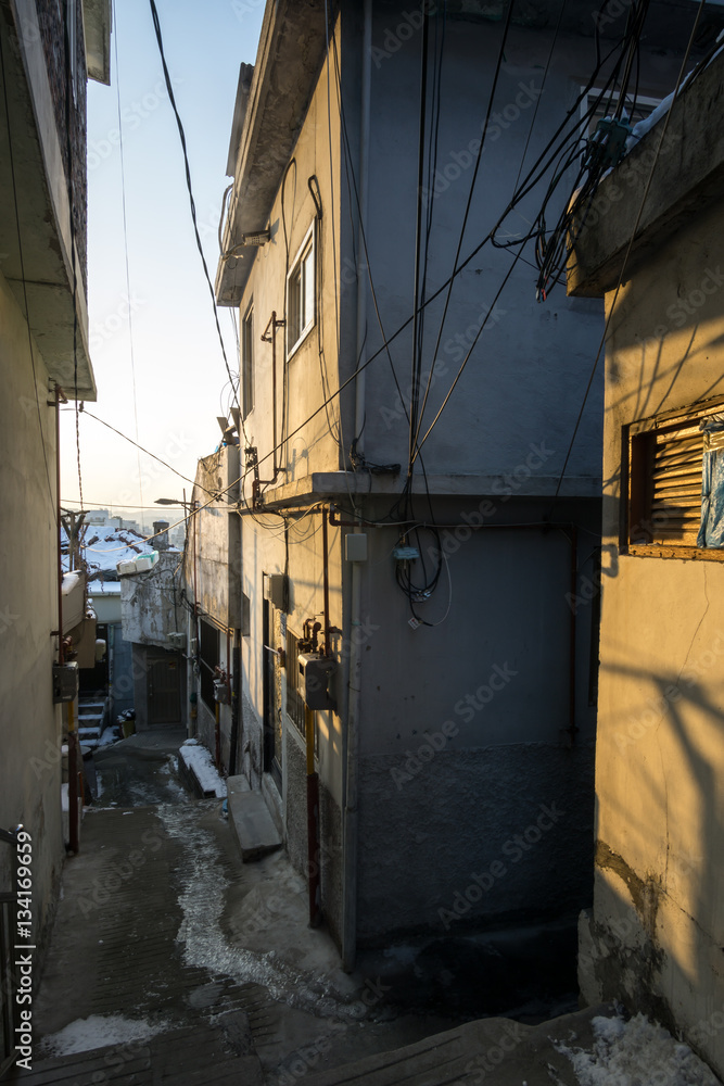 Fototapeta premium Sunset into a narrow alleyway