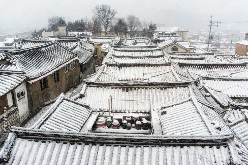 Obraz premium bukchon hanok village in winter