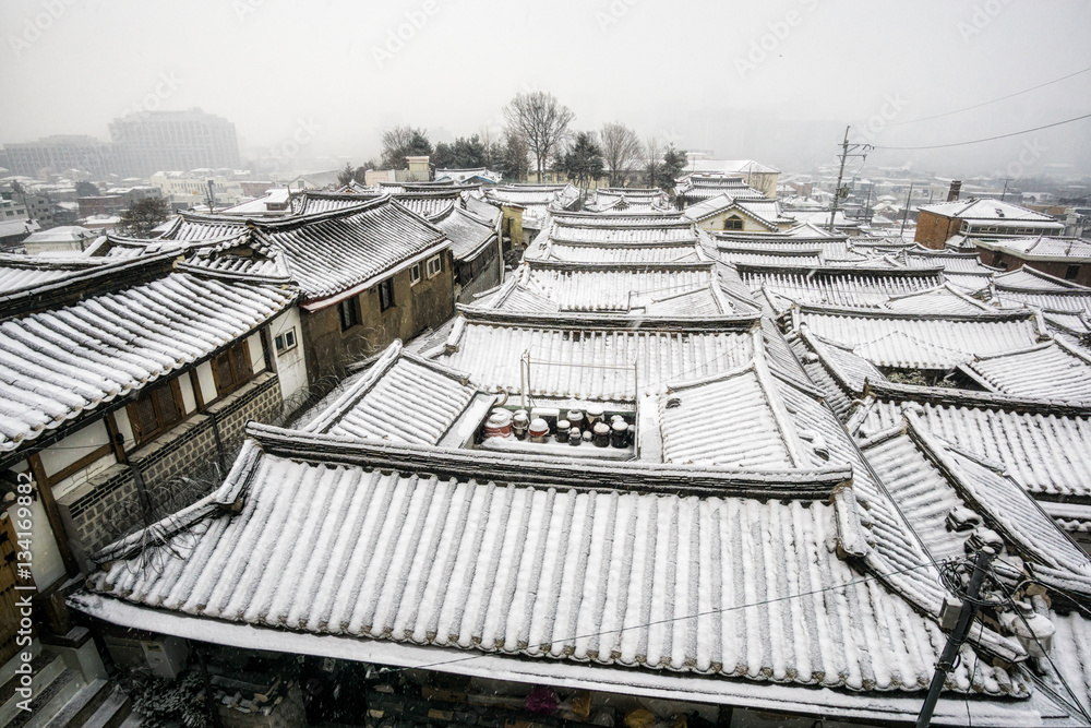 Fototapeta premium bukchon hanok village in winter