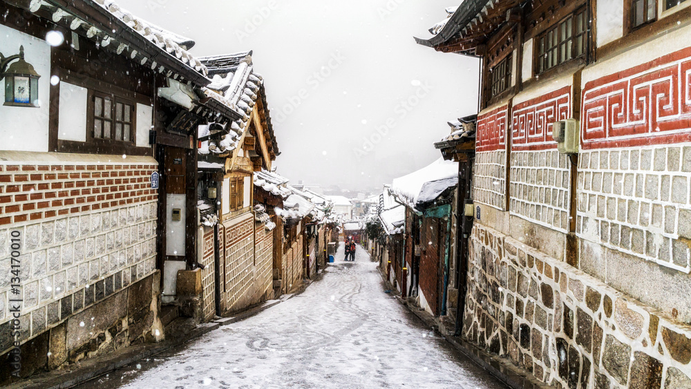 Naklejka premium bukchon hanok village alleyway winter