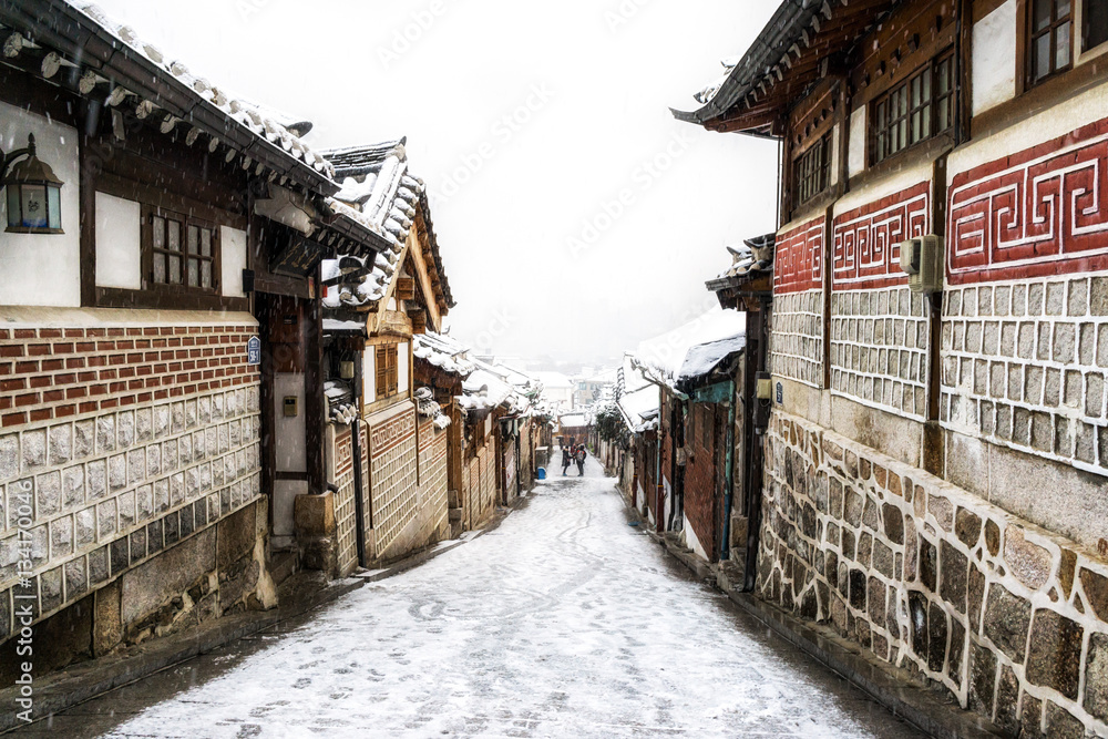Obraz premium bukchon hanok village alleyway winter