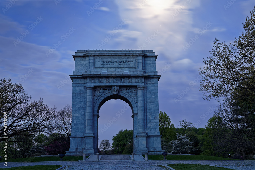 Fototapeta premium Valley Forge National Memorial Arch in Moonlight