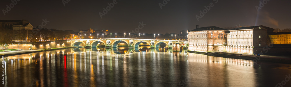 Panoramique de la Garonne, le Pont Neuf et l'Hôtel Dieu, la nuit à Toulouse en Haute-Garonne, Midi-Pyrénées, Occitanie en France