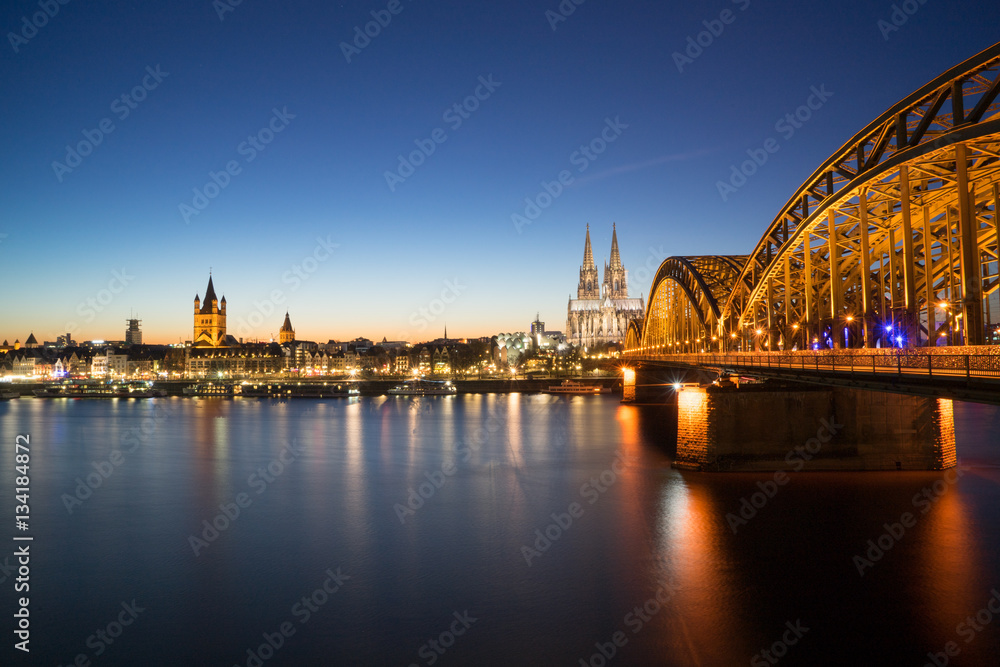 Köln - Kölner Dom mit Hohenzollernbrücke und Rhein