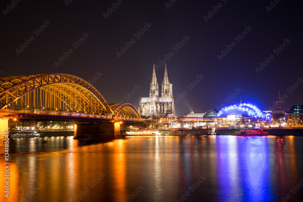 Köln - Kölner Dom mit Brücke, Rhein und Musical Dome