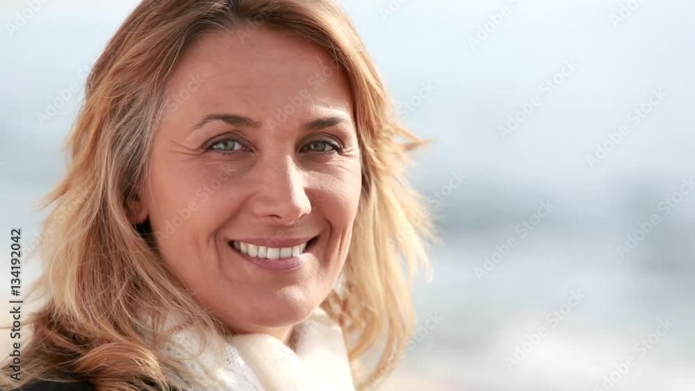portrait de femme souriant qui regarde la mer portrait de femme souriant qui regarde la mer