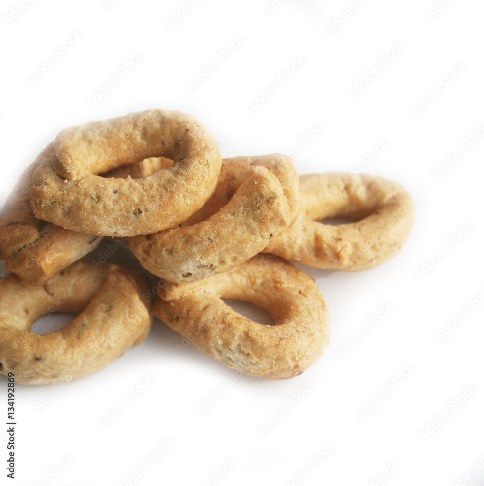 Taralli al rosmarino su sfondo bianco. Fuoco selettivo Taralli al rosmarino su sfondo bianco. Fuoco selettivo