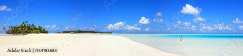 Baigneuse sur lagon bleu des Maldives © joël BEHR