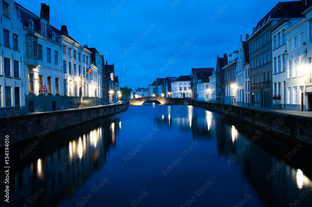Fototapeta premium Grachten in Brügge bei Nacht