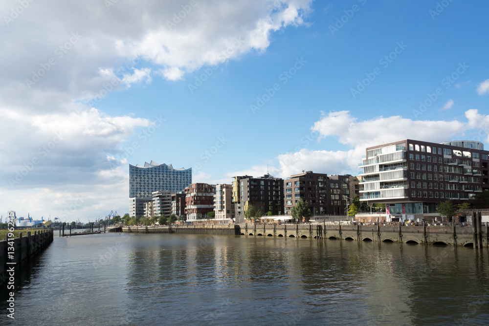 Gebäude am Dalmannkai und die Elbphilharmonie in der Hafencity von Hamburg